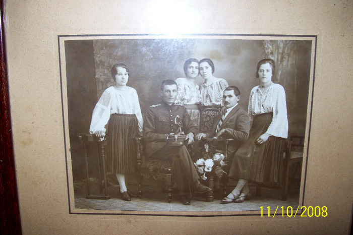 100_2876..Cap.CODREA GLIGOR si IPOLIT GHEORGHE ,cu soţiile si verişoarele lor.