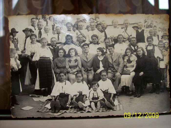Elevii scolii primare din PALOS ,inpreuna cu invatatorii lor CODREA GH.si TARCEA IOAN,prin anii ' 30