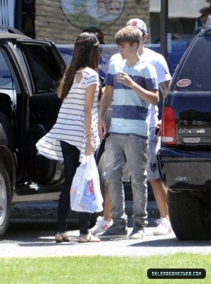 normal_001 - 06-02-11  Selena Gomez and Justin Bieber Out and About in Toronto