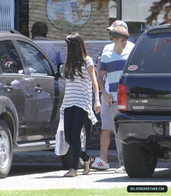 normal_002 - 06-02-11  Selena Gomez and Justin Bieber Out and About in Toronto