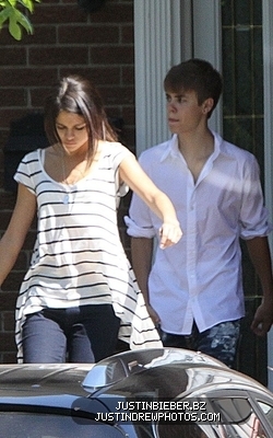 normal_bieber-gomez-060311-7 - 06-02-11  Selena Gomez and Justin Bieber Out and About in Toronto