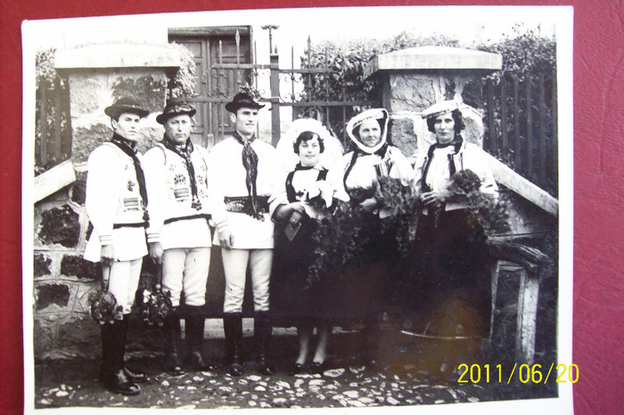 101_9483..Mirii Romaniţă Ioan cu Rodica Vocila ,naşii mici Băia Gh.si Marioara,nasi