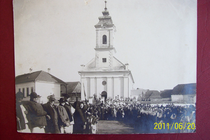 Sarbatoare in piata satului Palos-Ardeal,asa zis LA PODICI(.se obs.Biserica monumentala constr.in 18