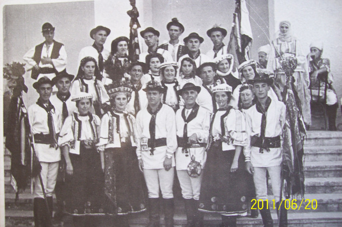 Tineretul la nunta,mirii \'.CODREA GH.si MARIA,langa mire inv.CODREA GHEORGHE,organizatorul spectaco