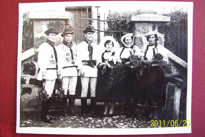 Fotografie de la casatoria tinerilor ROMANITA ION si RODICA VOCILA. Nasii mari.SICA NICOLAE si Corne