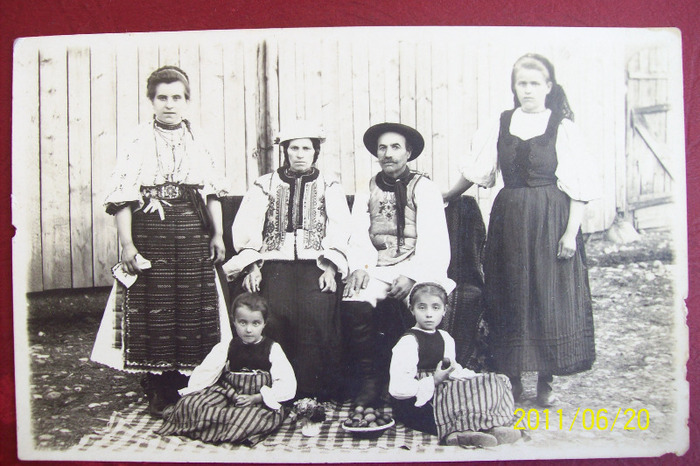 GHEORGHE  ALBU si ASINEFTA ALBU- pe scaune,fetele ELISABETA si MARIA,jos fetitele;ANA si ELISABETA.d