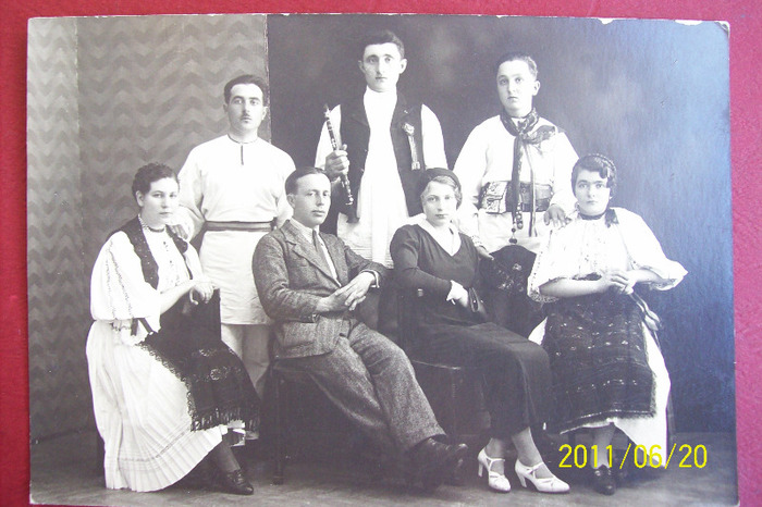 INVATATORUL GHEORGHE CERNEA  la Bucuresti ,alaturi de tineri inbracati in costume populare din zona.