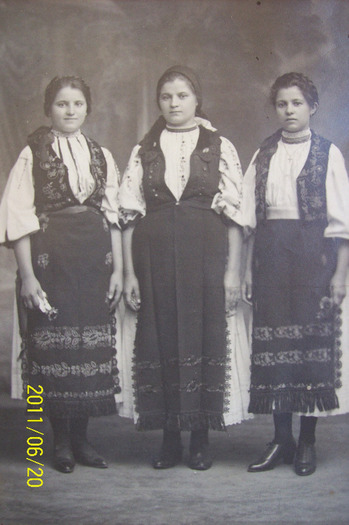 La Bucuresti in 1930,fete in costume din tinutul Fagarasului.ANDREI Z. MARIA ,cas .Codrea  sora ei E