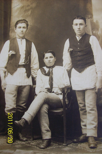 TINERI  FECIORI PALOSENI  DIN ANII \'30,IN COSTUME POPULARE ROMANESTI.BUTICA GH.(Vilagu)si CODREA NI