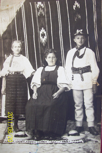 Victoria Rusu,fratele ei Nicolae si mama lor. Craciunoaia .