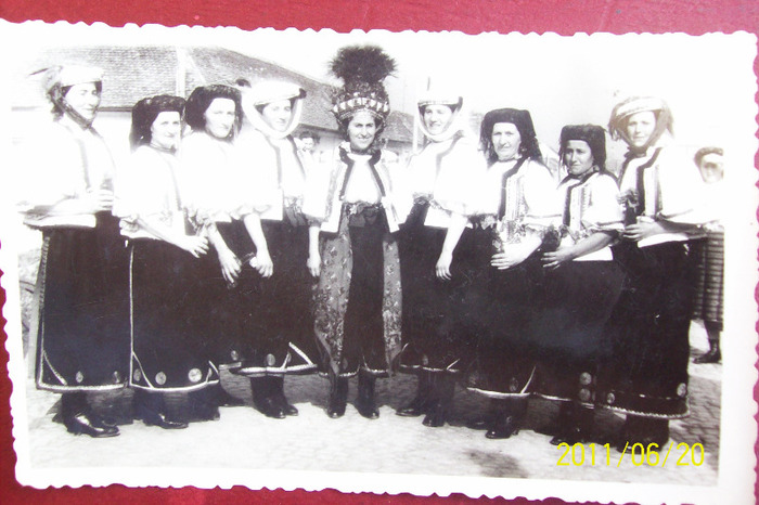 Tinuta de femei in port popular romanesc ,la Cconcursurile Regionale  de -CANTAREA ROMANIEI- in anii - POZE VECHI DIN PALOS ARDEAL