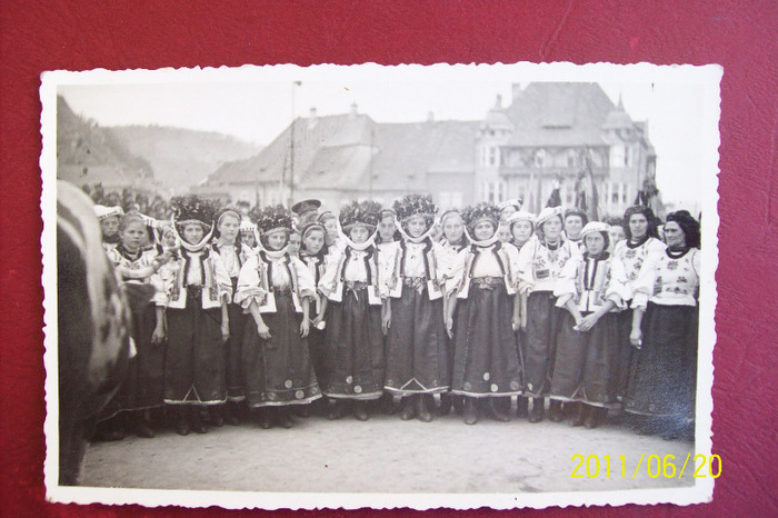 PREZENTARE FRUMOSULUI PORT POPULAR DIN PALOS-ARDEAL A O PARADA IN SIGHISOARA.Tinute de mirese legate - POZE VECHI DIN PALOS ARDEAL