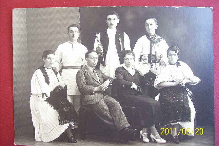 FECIOR DIN PALOS ,in dreapta sus cu serpar,batista la serpar ,camasa si cravata cu ciucuri. - POZE VECHI DIN PALOS ARDEAL