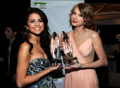 th_33724_SelenaGomez_PeoplesChoiceAwards2011_NokiaTheatreLA_050111_tcc_020_122_228lo