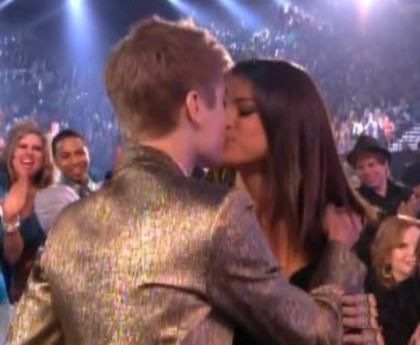 Justin-Bieber-Kisses-Selena-Gomez-at-2011-Billboard-Music-Awards-300x247