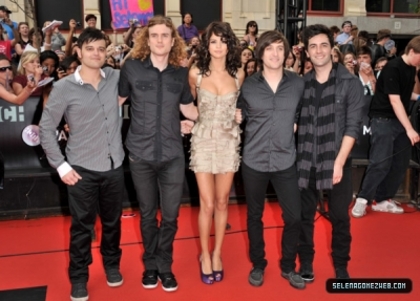 normal_selena-gomez-013