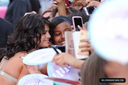 normal_selena-gomez-015