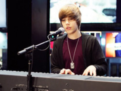 12701699_KDWOLNJWH - justin bieber