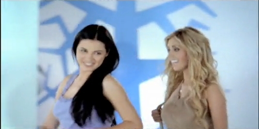 AnahiYMaite (137) - Anahi en Comercial