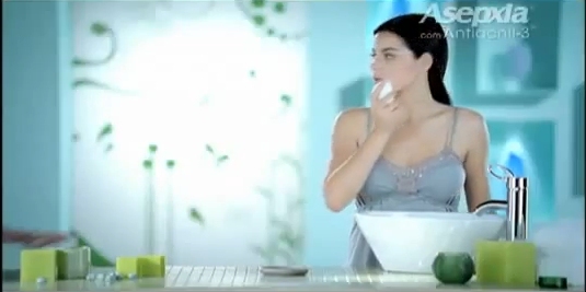 AnahiYMaite (170) - Anahi en Comercial