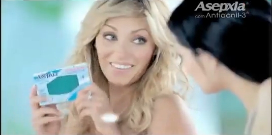 AnahiYMaite (181) - Anahi en Comercial