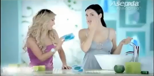 AnahiYMaite (187) - Anahi en Comercial