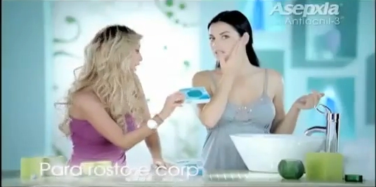 AnahiYMaite (188) - Anahi en Comercial