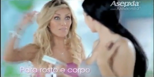 AnahiYMaite (191) - Anahi en Comercial