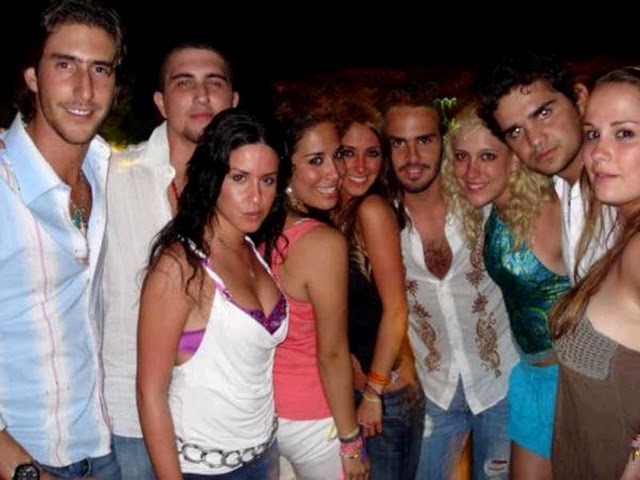 12977311 - 00 Any cu prieteni in Acapulco