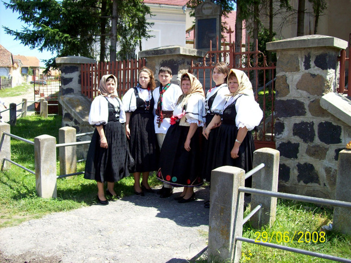 Cu ocazia sarbatoriri hramului in fata biserici un grup de fete si femei din Palos.2008.