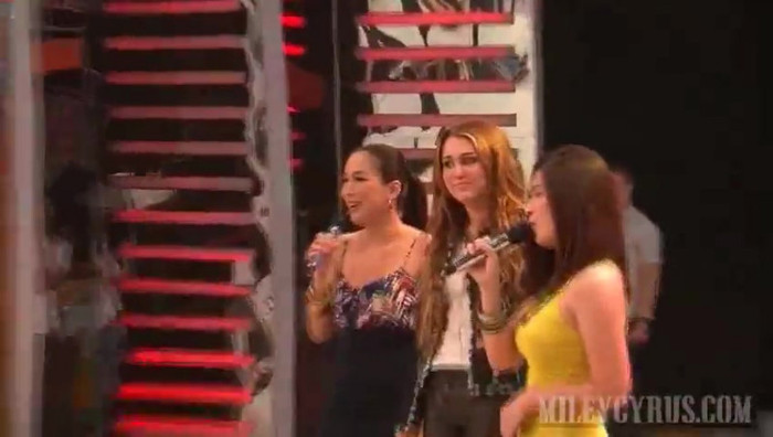 Miley in Manila, Philippines 063
