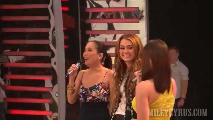 Miley in Manila, Philippines 067