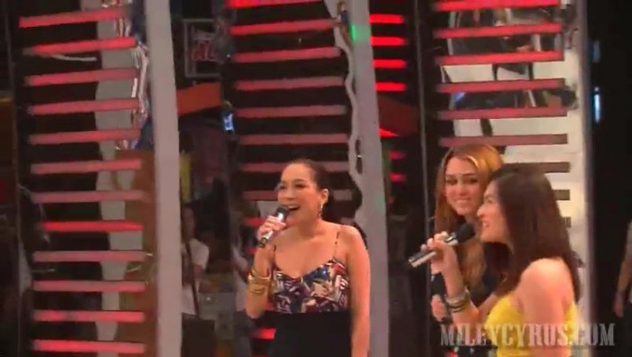 Miley in Manila, Philippines 087