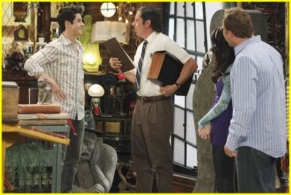 normal_wizards-place-helping-hand-09 - Wizards Of Waverly Place - Helping Hand - Promotional Stills