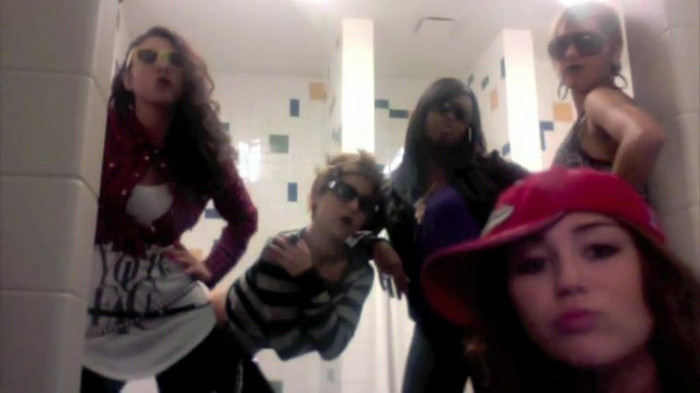 Miley Says Goodbye to Twitter 040