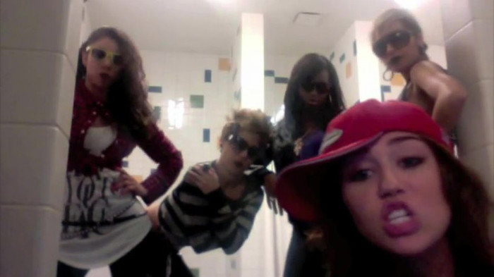 Miley Says Goodbye to Twitter 054