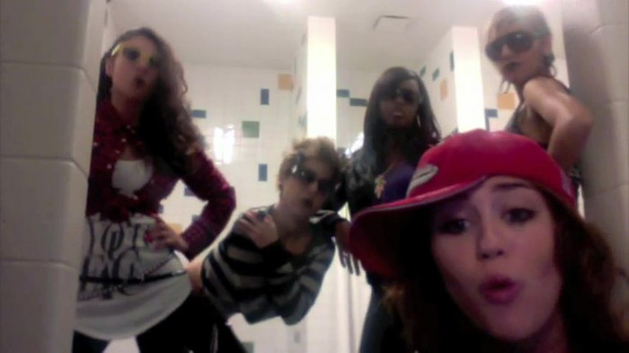 Miley Says Goodbye to Twitter 056