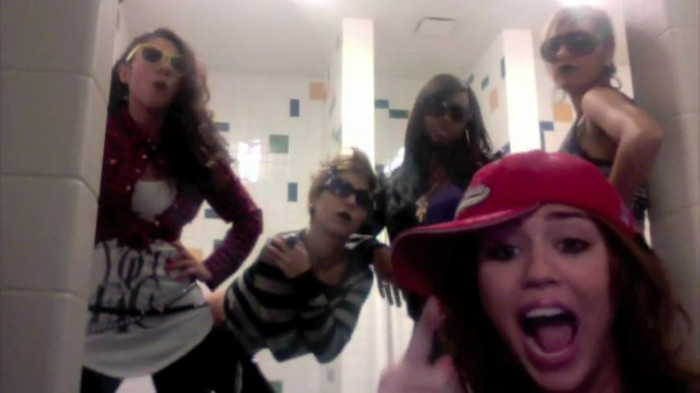 Miley Says Goodbye to Twitter 058
