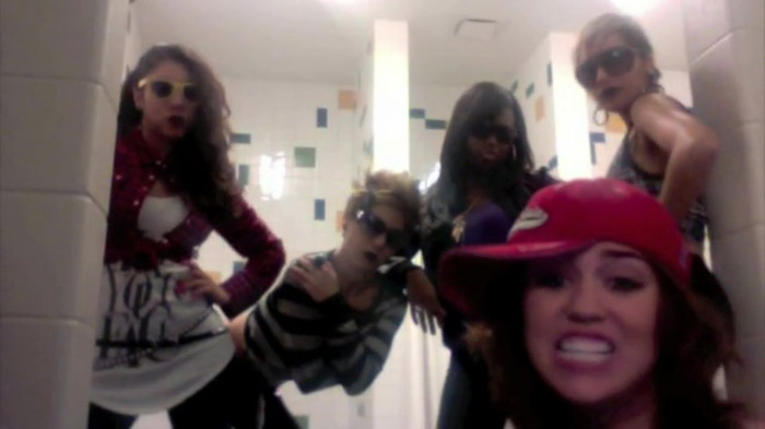 Miley Says Goodbye to Twitter 060