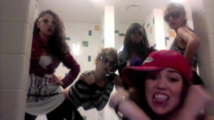 Miley Says Goodbye to Twitter 061