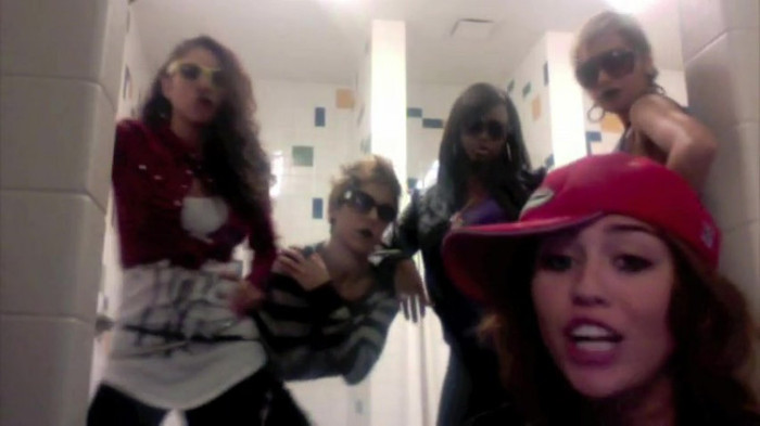 Miley Says Goodbye to Twitter 070