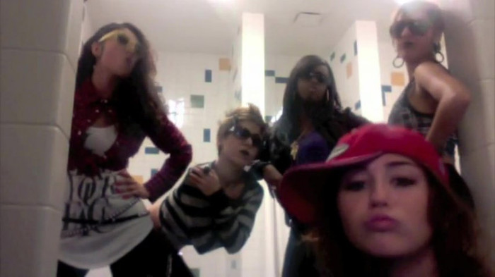Miley Says Goodbye to Twitter 029