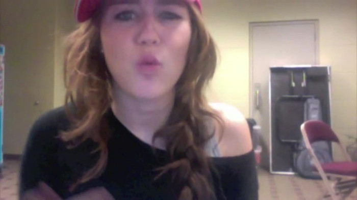 Miley Says Goodbye to Twitter 319