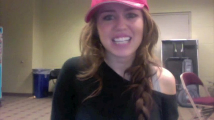 Miley Says Goodbye to Twitter 340