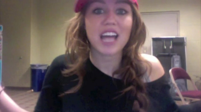Miley Says Goodbye to Twitter 360
