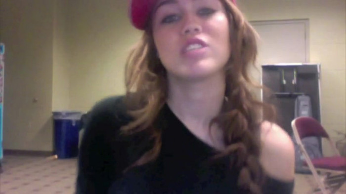 Miley Says Goodbye to Twitter 375