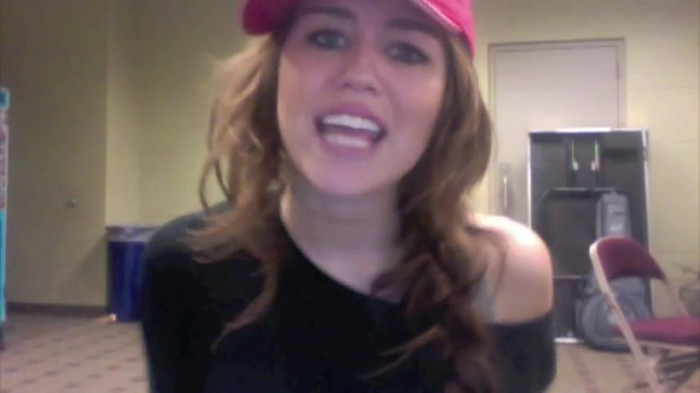 Miley Says Goodbye to Twitter 394