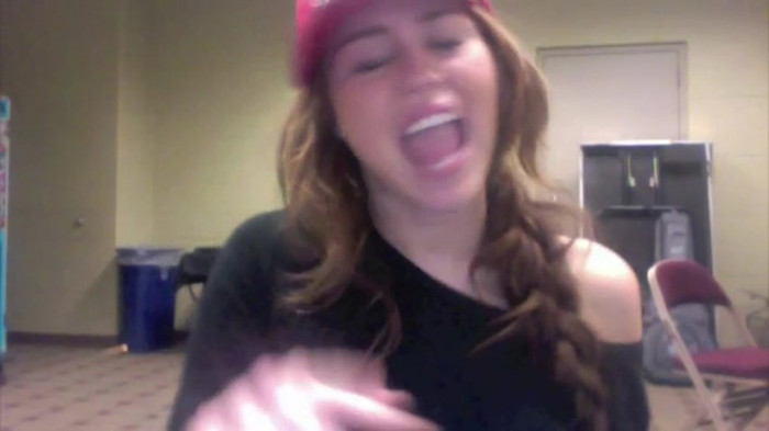 Miley Says Goodbye to Twitter 400