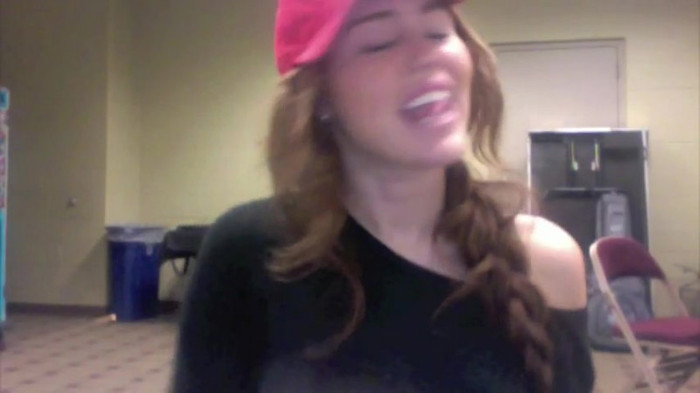 Miley Says Goodbye to Twitter 401