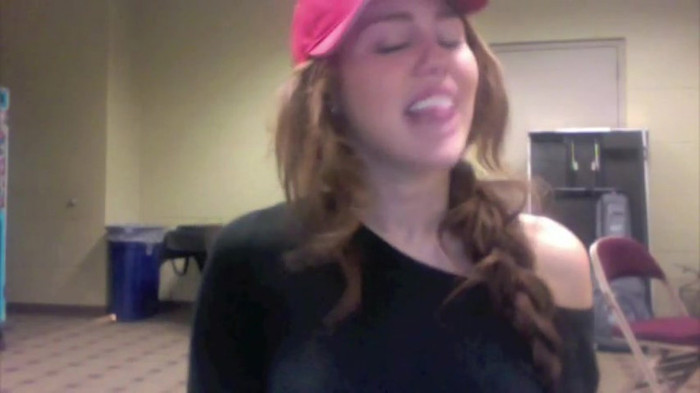 Miley Says Goodbye to Twitter 402